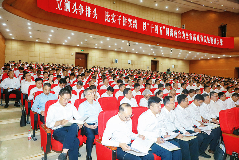 與會同志認(rèn)真聆聽縣委全會報(bào)告