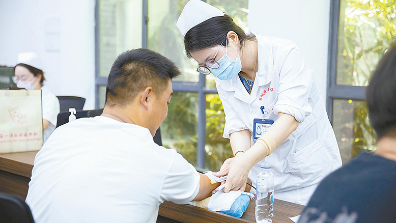 濱海港片區(qū)組織轄區(qū)群眾開(kāi)展無(wú)償獻(xiàn)血活動(dòng)
