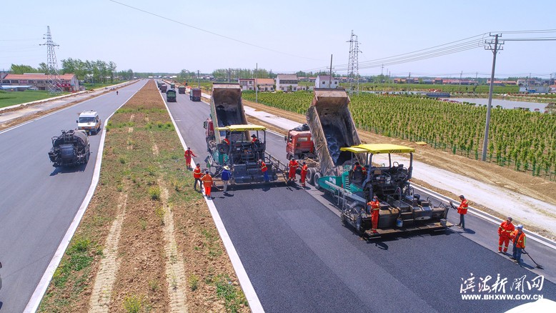 東海大道瀝青攤鋪現場