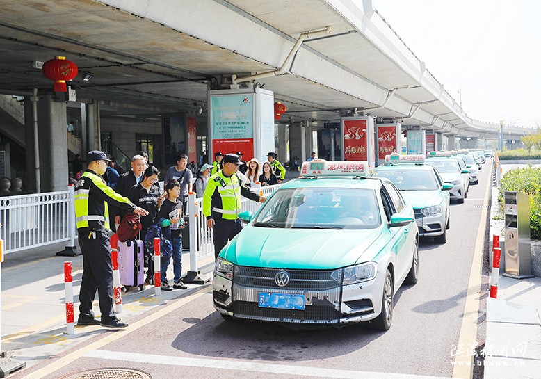 縣交通運輸綜合行政執(zhí)法大隊開展出租車市場經(jīng)營秩序?qū)ｍ椪涡袆?/><div></div></div><div   id="hzqeeg7"   class=