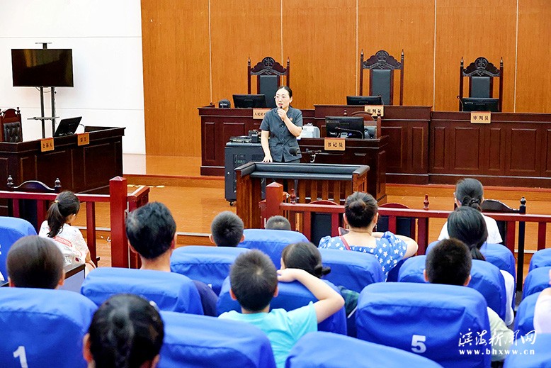 縣人民法院邀請少年兒童及其家長走進法院