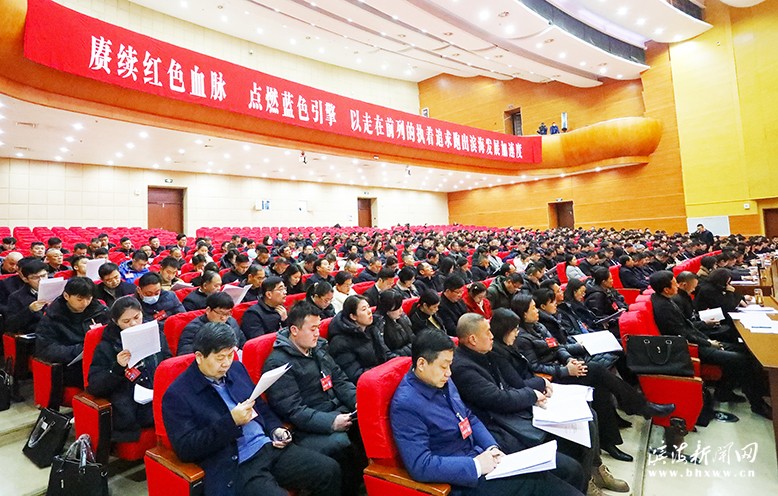 政協(xié)委員認真聆聽縣委書記吳啟標講話