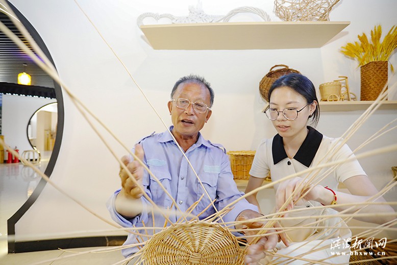 正紅鎮(zhèn)組織工作人員學(xué)習草柳編織技術(shù)